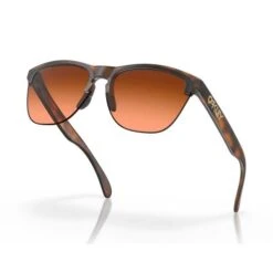 Oakley Frogskins Lite Matte Brown Tortoise Glas 63 Prizm Brown Gradient -Golf Essentials Shop 0OO9374001 4 L